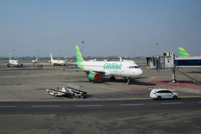 6일(현지시간) 인도네시아 탕그랑 수카르노하타 국제공항 계류장에 여객기들이 대기하고 있다. 아낙 크라카타우 화산 분화로 화산재가 확산하면서 이날 항공편 200여편 운항에 차질이 빚어졌다. AP 연합뉴스
