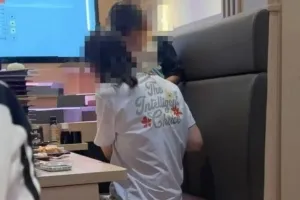 초밥집서 컵에 아이 소변 보게 한 중국 부모…누리꾼 “매장이