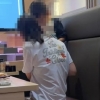 초밥집서 컵에 아이 소변 보게 한 중국 부모…누리꾼 “매장이 손해배상 받아야” [여기는 중국]