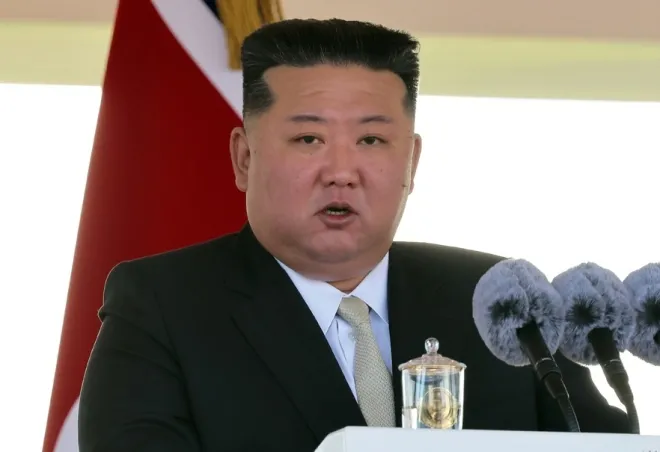 김정은 북한 국무위원장이 지난 6일 강원 원산항에서 열린 5000t급 신형 구축함 ‘강건호’ 취역기념식에서 연설하고 있다. 김 위원장은 이날 강건호를 국가 핵대응체계의 일부로 운용하겠다고 밝히고, 8개월 내 추가 해군력 강화 계획을 공개하겠다고 예고했다. 조선중앙통신 홈페이지 캡처·연합뉴스