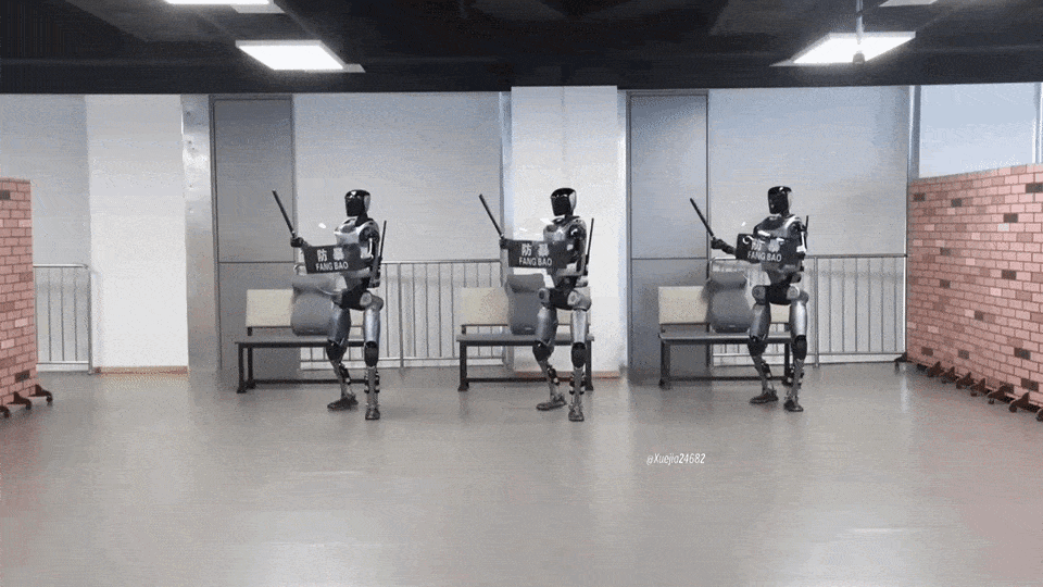 중국 국영 방산기업 노린코가 공개한 휴머노이드 로봇 ‘푸시’가 원격조종에 따라 동작을 시연하고 있다. 중국군은 휴머노이드의 전장 활용 가능성을 연구 중이다. 엑스(X·옛 트위터) 캡처