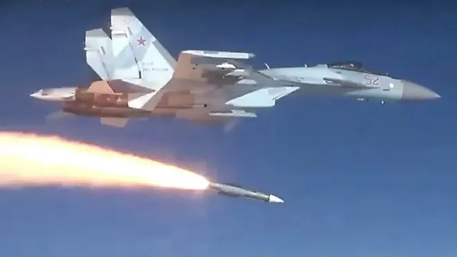 러시아 Su-35S 전투기가 장거리 공대공미사일 R-37M을 발사하고 있다.  러시아 국방부 영상 캡처