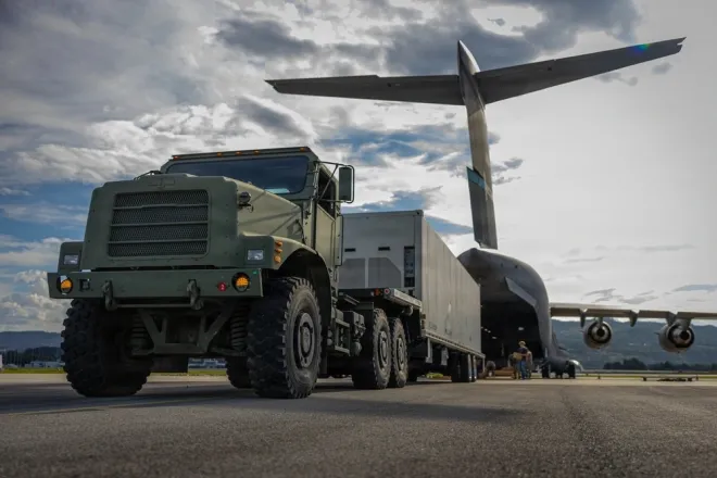 지난달 27일(현지시간) 미 공군 C-17A 글로브마스터Ⅲ 수송기가 미 해군의 컨테이너형 발사체계(CLS)를 노르웨이 트론헤임으로 운송한 뒤 지상에 전개하고 있다. 미군은 ‘애틀랜틱 시티 26’ 훈련에서 북극권 전방으로 군수·통신 및 화력 자산을 신속하게 투입하는 능력을 점검했다. 미 해병대 노아 메이슨 병장 촬영