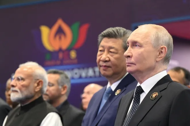 12일(현지시간)  브릭스(BRICS) 정상회의에 참석한  나렌드라 모디 인도 총리(맨 왼쪽)과 시진핑 중국 국가주석,  블라디미르 푸틴 러시아 대통령. 타스 연합뉴스