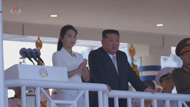 2026년 9월 7일 조선중앙TV는 김정은 북한 국무위원장이 전날 동해 원산항에서 열린 강건호 취역 기념식에 참석했다고 7일 보도했다. 이 자리에는 부인 리설주, 딸 김주애가 함께했다. 조선중앙TV 캡처, 뉴시스