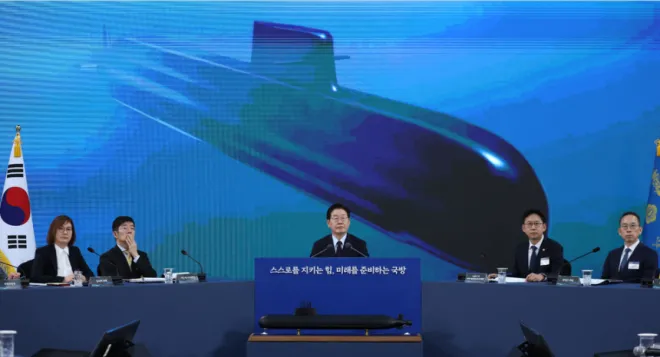 2026년 8월 26일 이재명 대통령이 경남 창원시 진해구에서 열린 제1회 미래국방전략위원회에서 안규백 국방부 장관의 핵추진잠수함 개발 기본계획 보고를 듣고 있다. 연합뉴스