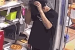 완성된 피자 위에서 머리 ‘벅벅’…비듬 뿌리다 생중계에 딱 