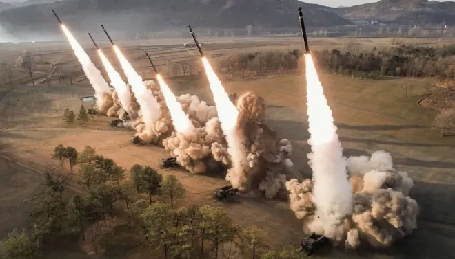 북한의 600㎜ 초대형 방사포 KN-25가 일제히 발사되는 모습. 북한은 최근 탄도·순항미사일과 대구경 방사포, 공격드론 등 서로 다른 타격수단을 함께 운용하는 훈련을 실시하며 복합타격 능력을 강화하고 있다. 조선중앙통신