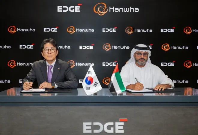 양기원 한화시스템 대표(왼쪽)와 하마드 알 마라르 UAE EDGE그룹 최고경영자(CEO)가 지난 15일(현지시간) 아부다비에서 통합대공망 구축사업을 위한 주요조건합의서를 체결하고 있다. 한화 제공