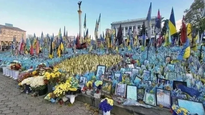 우크라이나 전쟁 발발 1000일을 맞은 2025년 12월 수도 키이우의 독립광장에 전사자들을 기리기 위한 깃발과 사진, 꽃 등이 빼곡히 놓여 있다. 연합뉴스 자료사진