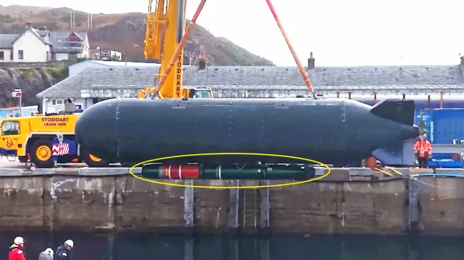 지난 13일 영국 해군 무인 잠수정 ‘엑스칼리버’ 아래에 시험용 Mk 48 중어뢰(노란색 표시)가 장착돼 있다. 미 해군 공개 영상 캡처