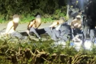 thumbnail - 英 공군기지 ‘테러 용의자들’ 체포 모습 공개…“로봇이 폭탄 해체 중”