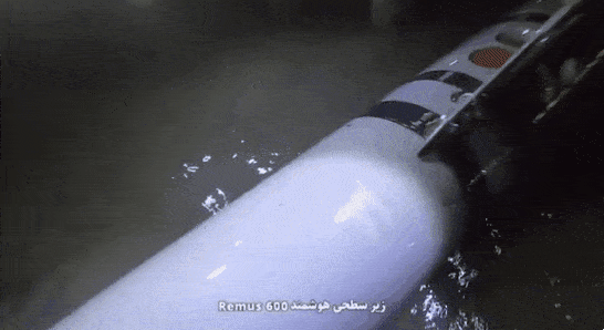 이란 이슬람혁명수비대(IRGC)가 호르무즈 해협에서 나포했다고 주장하는 미군의 첨단 무인 잠수정의 나포 당시 모습