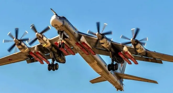 러시아 Tu-95MSM 전략폭격기에 장착된 Kh-101 순항미사일. 우크라이나 군사매체 밀리타르니는 아조프 광학기계공장이 이 미사일의 부품 생산에 관여한다고 보도했다. 밀리타르니 캡처